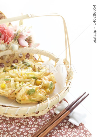 枝豆やにんじんなどの野菜かき揚げ 枝豆やにんじんなどの野菜かき揚げ 140286054