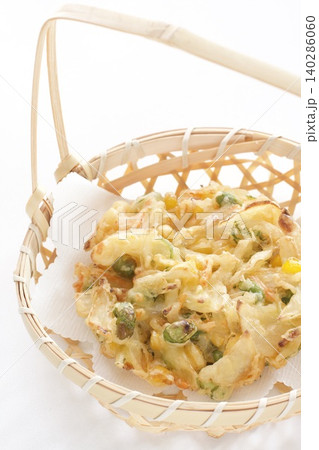 枝豆やにんじんなどの野菜かき揚げ 枝豆やにんじんなどの野菜かき揚げ 140286060