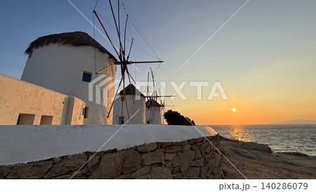ミコノス島の風車とエーゲ海の夕日、ギリシャの美しいサンセット風景 140286079