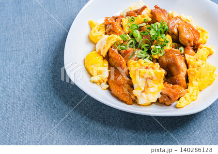 鶏肉のてりたま 甘辛照り焼きチキンと卵を炒めた和風おかずの写真 鶏肉のてりたま 甘辛照り焼きチキンと卵を炒めた和風おかずの写真 140286128