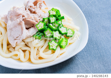 豚しゃぶとオクラの冷やしうどん 夏におすすめのさっぱり和風うどんの料理写真 豚しゃぶとオクラの冷やしうどん 夏におすすめのさっぱり和風うどんの料理写真 140286143