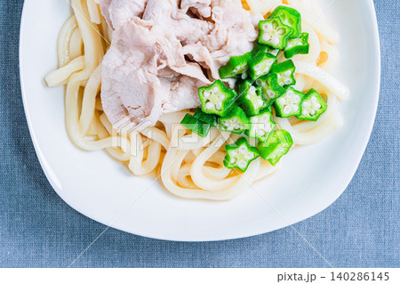豚しゃぶとオクラの冷やしうどん 夏におすすめのさっぱり和風うどんの料理写真 豚しゃぶとオクラの冷やしうどん 夏におすすめのさっぱり和風うどんの料理写真 140286145