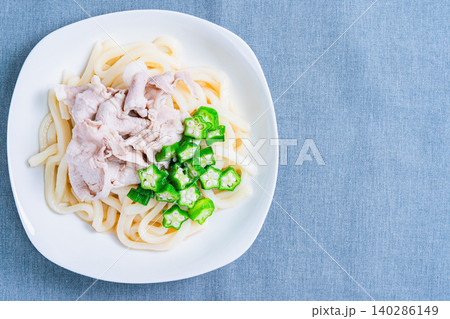 豚しゃぶとオクラの冷やしうどん 夏におすすめのさっぱり和風うどんの料理写真 豚しゃぶとオクラの冷やしうどん 夏におすすめのさっぱり和風うどんの料理写真 140286149