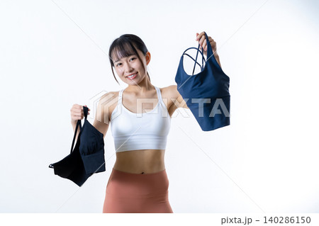 体を鍛えているかっこいい女性 ヨガやトレーニングでの正しい洋服選び 体を鍛えているかっこいい女性 ヨガやトレーニングでの正しい洋服選び 140286150