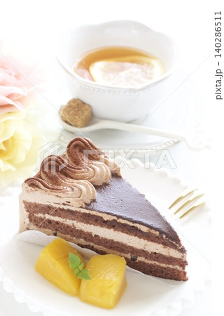 チョコレートショートケーキとレモンティー チョコレートショートケーキとレモンティー 140286511