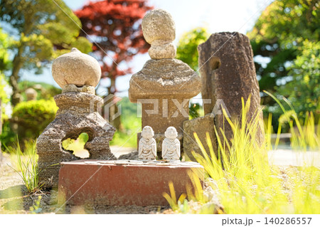山寺の本坊に佇む小さく可愛らしい二体並んだお地蔵さまと石塔 140286557