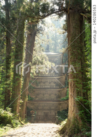 杉林の参道から望む木漏れ日に包まれた幻想的な羽黒山五重塔 140286563