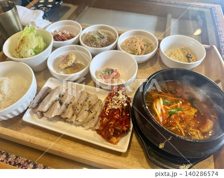 小鉢たっぷり!韓国定食ランチ|チゲとポッサム 小鉢たっぷり!韓国定食ランチ|チゲとポッサム 140286574