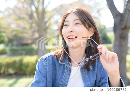公園で眼鏡を外す日本人女性 140286781