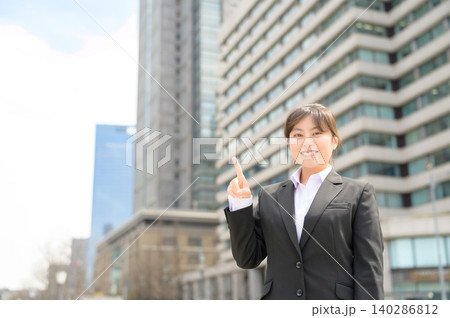 指差しをする20代日本人女性会社員 指差しをする20代日本人女性会社員 140286812