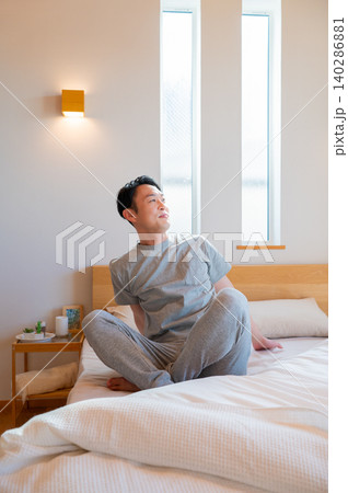 ベッドで朝を迎える日本人男性 ベッドで朝を迎える日本人男性 140286881