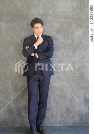 グレー背景で腕組みをするスーツを着た日本人男性 グレー背景で腕組みをするスーツを着た日本人男性 140286899