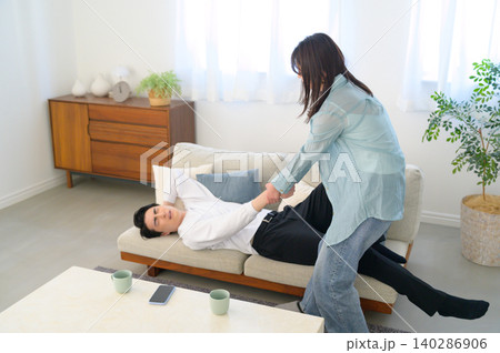 喧嘩中の日本人夫婦 喧嘩中の日本人夫婦 140286906