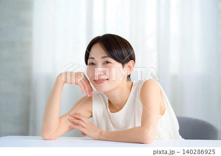 頬杖をつく日本人女性のビューティーイメージ 140286925