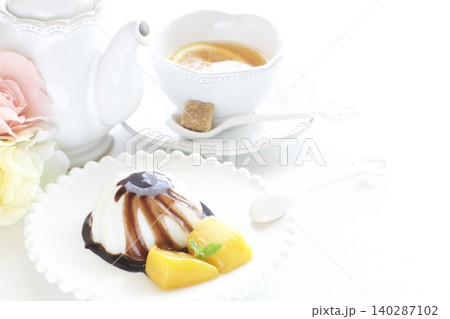 チョコレートソースをかけた杏仁豆腐とマンゴーとレモンティー チョコレートソースをかけた杏仁豆腐とマンゴーとレモンティー 140287102