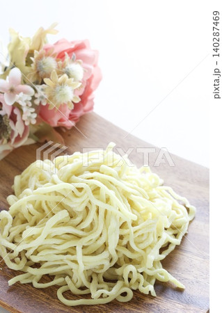 中華麺の生麺 中華麺の生麺 140287469