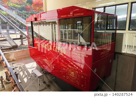 花駅に停まる1両編成の英彦山スロープカー 花駅に停まる1両編成の英彦山スロープカー 140287524
