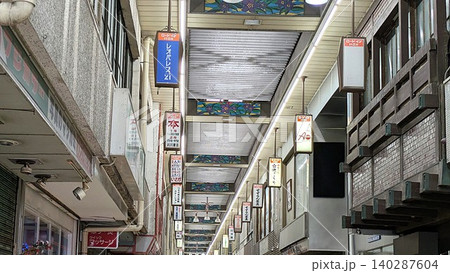 和泉府中駅前商店街ロードインいずみの昭和レトロな風景 140287604