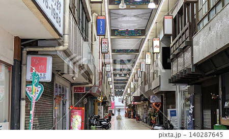 和泉府中駅前商店街ロードインいずみの昭和レトロな風景 140287645
