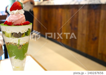 苺と抹茶ミルクパフェ 苺と抹茶ミルクパフェ 140287656