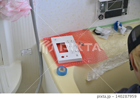 エコキュート用リモコン　バスルームのリモコン設置作業　 140287959