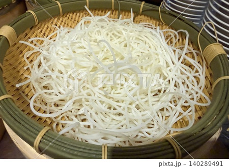 ザルに盛られた米粉麺 ザルに盛られた米粉麺 140289491