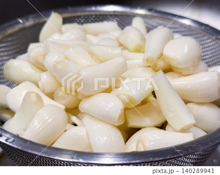 白い宝石と呼ばれるらっきょう。食用。水で汚れを落としてキレイになったらっきょう。 140289941