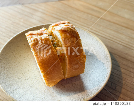 みじん切りにした野菜を混ぜたバターをバゲットで挟んだサンドイッチ。 みじん切りにした野菜を混ぜたバターをバゲットで挟んだサンドイッチ。 140290188