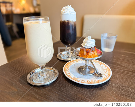 昔ながらの純喫茶風プリン。ホイップクリームとさくらんぼを添えて。ジュースとアイスコーヒーも。 昔ながらの純喫茶風プリン。ホイップクリームとさくらんぼを添えて。ジュースとアイスコーヒーも。 140290198
