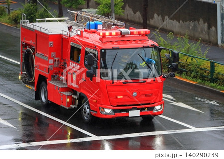 緊急走行中の消防車 イメージ 緊急走行中の消防車 イメージ 140290239