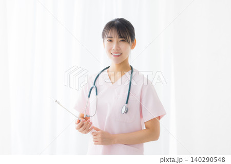 白衣の若い女性看護師 白衣の若い女性看護師 140290548