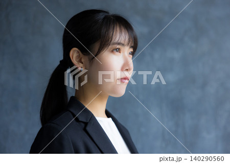 ノートパソコンを持つ若いビジネスウーマン ノートパソコンを持つ若いビジネスウーマン 140290560