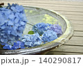水に浮かぶ青い紫陽花 140290817
