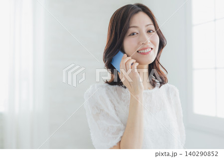 電話するミドル女性 140290852