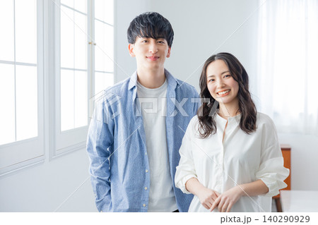 リビングでくつろぐカップル リビングでくつろぐカップル 140290929