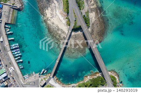 高知県・柏島の橋と透明な入り江を真上から望む空撮風景 高知県・柏島の橋と透明な入り江を真上から望む空撮風景 140291019