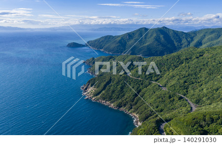 高知県西南部の入り組んだ海岸線と山並みを望む空撮風景 高知県西南部の入り組んだ海岸線と山並みを望む空撮風景 140291030