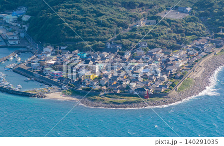 高知県・柏島の港町と海岸を望む夕方の空撮風景 140291035