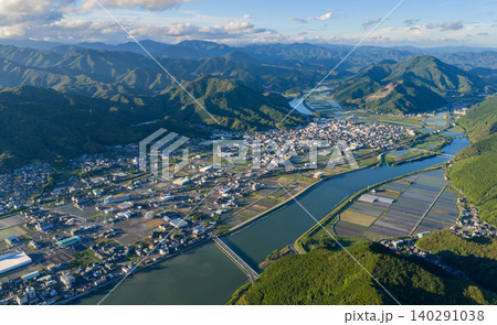 高知県・宿毛市街と松田川流域を夕方の光で望む空撮風景 高知県・宿毛市街と松田川流域を夕方の光で望む空撮風景 140291038