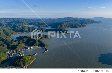 高知県・宿毛湾とリアス海岸の山並みを望む空撮風景 140291040