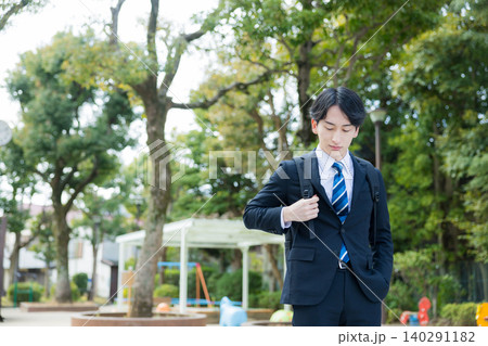 歩くビジネスマン 歩くビジネスマン 140291182