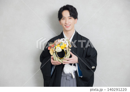 紋付袴の若い男性 140291220