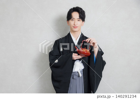 紋付袴の若い男性 紋付袴の若い男性 140291234