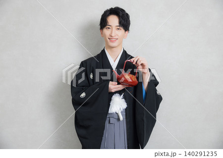 紋付袴の若い男性 紋付袴の若い男性 140291235