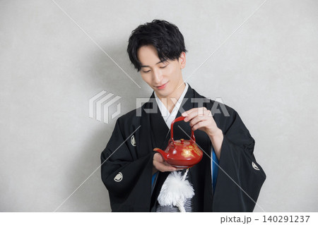 紋付袴の若い男性 140291237