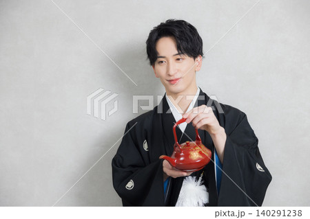 紋付袴の若い男性 紋付袴の若い男性 140291238