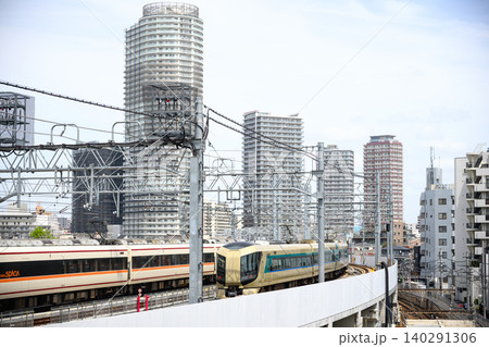 東京都墨田区 押上付近の高層マンションと東武特急 東京都墨田区 押上付近の高層マンションと東武特急 140291306