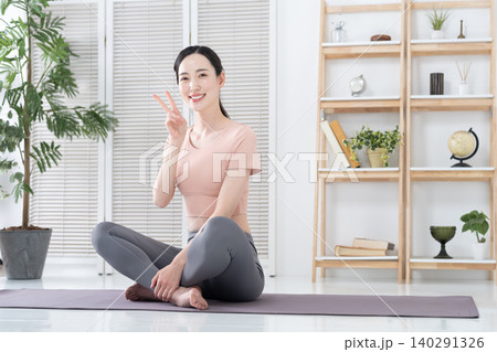 家で運動やストレッチをする女性 家で運動やストレッチをする女性 140291326