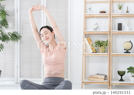 家で運動やストレッチをする女性 家で運動やストレッチをする女性 140291331