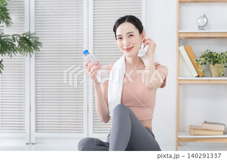 家で運動やストレッチをする女性 家で運動やストレッチをする女性 140291337